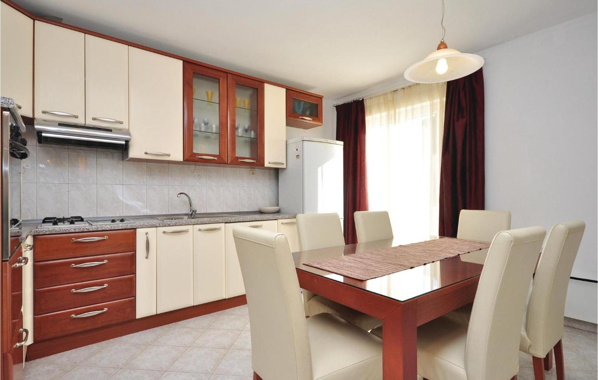 3 Bedroom Awesome Apartment In Пучишча Екстериор снимка